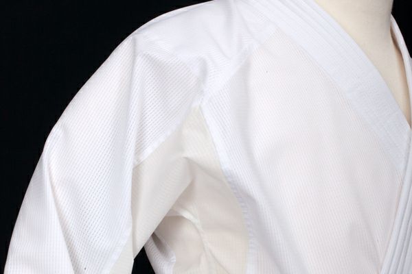 Ultra-lightweight Japanese-made karate uniform for kumite, made with patented fabric for incredible lightness. "DotAir for GAME" HAYATE Fuujin (Next generation series)